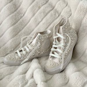 ❤️ Bedazzled Pearl Crusted Converse Chuck Taylor in women's 6.5